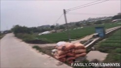 天花板露出狂人御姐【cikaimoon】无视路人，大白天进村全裸勾引，放牛大叔望眼欲穿啊 截图6