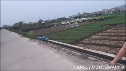 天花板露出狂人御姐【cikaimoon】无视路人，大白天进村全裸勾引，放牛大叔望眼欲穿啊 截图11