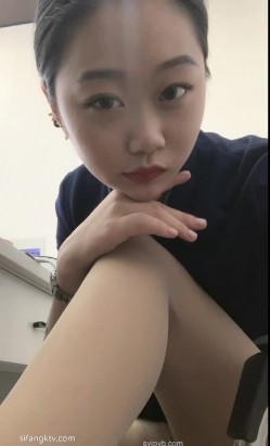 在证券公司上班的小美女，丰满圆脸，阴部饱满多毛，工作岗位太无聊，丝袜诱惑，尿尿大观赏！ 截图4