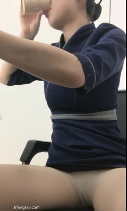 在证券公司上班的小美女，丰满圆脸，阴部饱满多毛，工作岗位太无聊，丝袜诱惑，尿尿大观赏！ 截图10