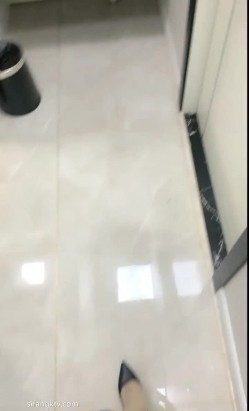 在证券公司上班的小美女，丰满圆脸，阴部饱满多毛，工作岗位太无聊，丝袜诱惑，尿尿大观赏！ 截图11
