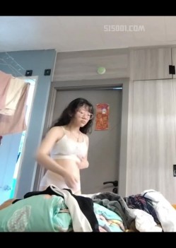 禽兽哥哥用玩具偷拍大一放暑假的妹妹日常换衣服，洗澡。强力推荐 截图13