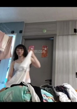 禽兽哥哥用玩具偷拍大一放暑假的妹妹日常换衣服，洗澡。强力推荐 截图15