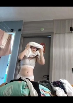 禽兽哥哥用玩具偷拍大一放暑假的妹妹日常换衣服，洗澡。强力推荐 截图16
