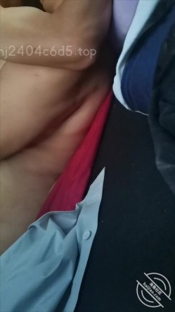 原创海角大神【干妈变成了情人】付费钻石贴！小牛吃老草，内射丰满干妈，被肏到高潮 截图3