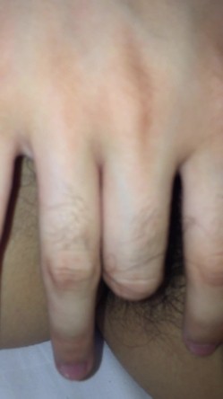 长直黑发高颜值甜妹眼睛紧闭皱眉张嘴浪叫不止，露脸被粗鸡巴猛插深喉口爆 截图7