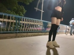 精品推荐【mikixka】天桥露出，直接无视路人裸露挑逗路人 截图1