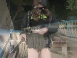 精品推荐【mikixka】天桥露出，直接无视路人裸露挑逗路人 截图2