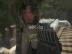 精品推荐【mikixka】天桥露出，直接无视路人裸露挑逗路人 截图12