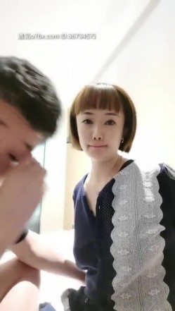 高颜值气质少妇宾馆约啪大哥，衣服都没脱就被大哥吃奶子，手玩骚逼出淫水后直接插入，各种姿势爆草表情好骚 截图1