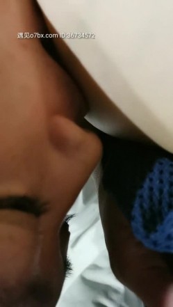 高颜值气质少妇宾馆约啪大哥，衣服都没脱就被大哥吃奶子，手玩骚逼出淫水后直接插入，各种姿势爆草表情好骚 截图3
