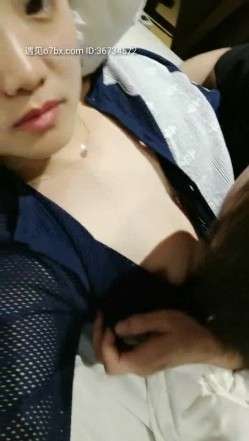 高颜值气质少妇宾馆约啪大哥，衣服都没脱就被大哥吃奶子，手玩骚逼出淫水后直接插入，各种姿势爆草表情好骚 截图4