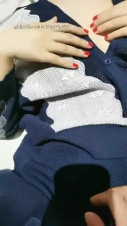 高颜值气质少妇宾馆约啪大哥，衣服都没脱就被大哥吃奶子，手玩骚逼出淫水后直接插入，各种姿势爆草表情好骚 截图5