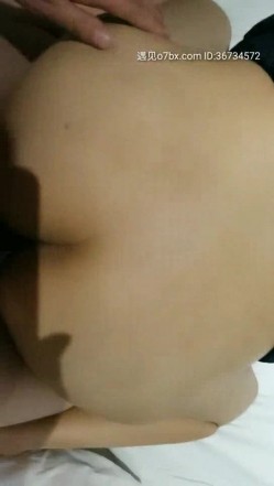 高颜值气质少妇宾馆约啪大哥，衣服都没脱就被大哥吃奶子，手玩骚逼出淫水后直接插入，各种姿势爆草表情好骚 截图9