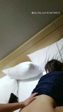 高颜值气质少妇宾馆约啪大哥，衣服都没脱就被大哥吃奶子，手玩骚逼出淫水后直接插入，各种姿势爆草表情好骚 截图10