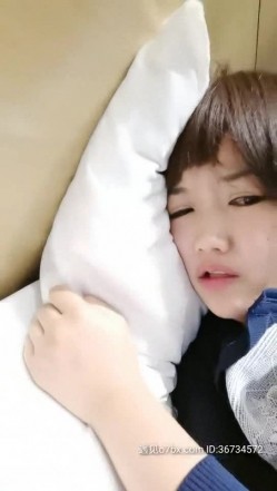 高颜值气质少妇宾馆约啪大哥，衣服都没脱就被大哥吃奶子，手玩骚逼出淫水后直接插入，各种姿势爆草表情好骚 截图13