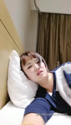 高颜值气质少妇宾馆约啪大哥，衣服都没脱就被大哥吃奶子，手玩骚逼出淫水后直接插入，各种姿势爆草表情好骚 截图14