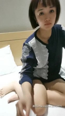 高颜值气质少妇宾馆约啪大哥，衣服都没脱就被大哥吃奶子，手玩骚逼出淫水后直接插入，各种姿势爆草表情好骚 截图15