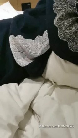 高颜值气质少妇宾馆约啪大哥，衣服都没脱就被大哥吃奶子，手玩骚逼出淫水后直接插入，各种姿势爆草表情好骚 截图16