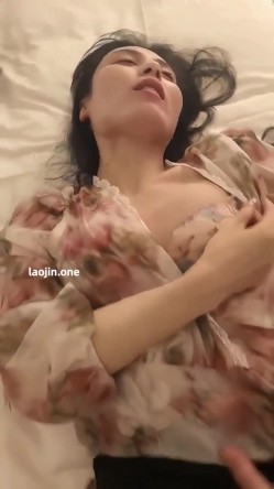 【极品泄密】32岁良家少妇，偷情约炮，真是骚，含着鸡巴舔个不停，娇喘声差点听射了，刺激 截图12