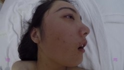 【真实MJ】女神，大长腿旅游美女，酒店开着电视，帮女神洗澡刮阴毛，拿鸡巴蹭女神的樱唇，插进梦寐以求的女神穴！ 截图2