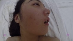 【真实MJ】女神，大长腿旅游美女，酒店开着电视，帮女神洗澡刮阴毛，拿鸡巴蹭女神的樱唇，插进梦寐以求的女神穴！ 截图3