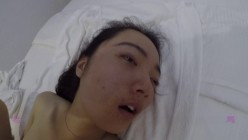【真实MJ】女神，大长腿旅游美女，酒店开着电视，帮女神洗澡刮阴毛，拿鸡巴蹭女神的樱唇，插进梦寐以求的女神穴！ 截图4