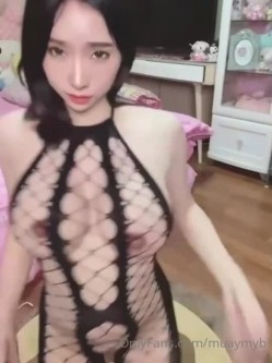 【你的淫荡姨妈】泰国轻熟人妻型巨乳网黄御姐「Muaymyb」露脸大尺度私拍 风骚露出男女通吃多穴满足 截图9