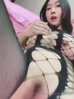 【你的淫荡姨妈】泰国轻熟人妻型巨乳网黄御姐「Muaymyb」露脸大尺度私拍 风骚露出男女通吃多穴满足 截图15