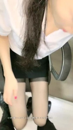 【Avove】系列合集，野战爱好者，带着炮友各地留精，最爱无毛肥逼包臀裙肉丝 截图2