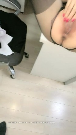 【Avove】系列合集，野战爱好者，带着炮友各地留精，最爱无毛肥逼包臀裙肉丝 截图13