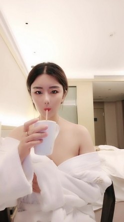 刚刚下海的小骚货妖艳车模，19岁的粉穴 性经验还很少，如此极品的模特儿都下海挣钱了，便宜这炮友了，一天操她好几次 截图3