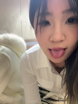 ️精神小妹【chunxiaoquqn】新晋精神小妹团播、几个年轻闺蜜一起下海赚钱 截图3