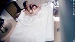 天眼偷拍 卷毛哥带漂亮女友开房 女友皮肤又白 胸又大又挺 全力侍候小哥 最后有点像口爆吞精 截图3