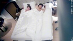 天眼偷拍 卷毛哥带漂亮女友开房 女友皮肤又白 胸又大又挺 全力侍候小哥 最后有点像口爆吞精 截图16