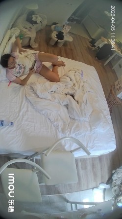 乐橙酒店高清偷拍一对大学生女同挺会玩的带着不少工具五花八门做爱 截图10