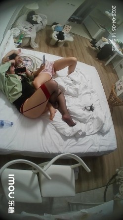 乐橙酒店高清偷拍一对大学生女同挺会玩的带着不少工具五花八门做爱 截图12
