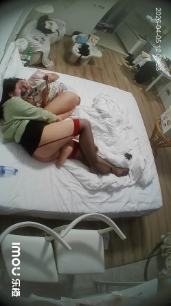 乐橙酒店高清偷拍一对大学生女同挺会玩的带着不少工具五花八门做爱 截图13