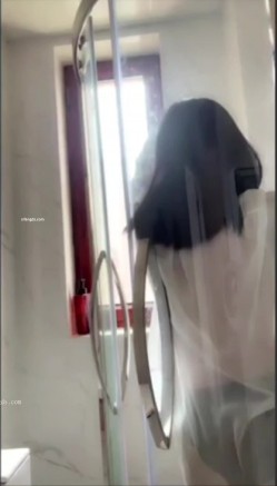 【抖音】高冷御姐『辣妈在这里』戴着肛塞自慰浴室洗澡骚舞 截图2
