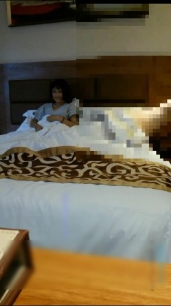 大奶乖巧纯情小美女给人很清新的感觉特别矜持不想被干渣男像强奸一样按倒把屌插入阴道啪啪开始抽送就很配合了 截图4