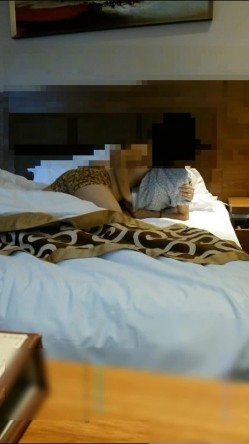 大奶乖巧纯情小美女给人很清新的感觉特别矜持不想被干渣男像强奸一样按倒把屌插入阴道啪啪开始抽送就很配合了 截图5