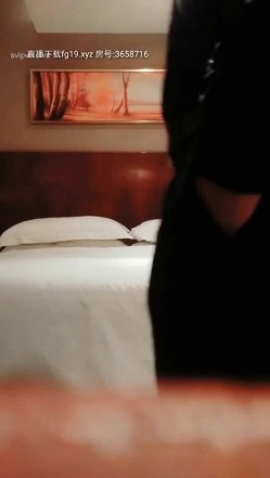 胖哥花高价网约身材高挑漂亮气质车模兼职外围等不急了没洗就给按倒抠B预热换上开裆黑丝女仆装肏 截图3