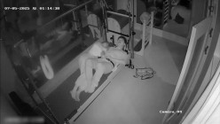 黑客破解摄像头监控偷拍 健身馆瑜伽健身教练和眼镜男幽会在练功床上做爱 截图1