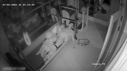 黑客破解摄像头监控偷拍 健身馆瑜伽健身教练和眼镜男幽会在练功床上做爱 截图2