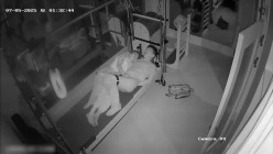 黑客破解摄像头监控偷拍 健身馆瑜伽健身教练和眼镜男幽会在练功床上做爱 截图3
