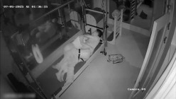 黑客破解摄像头监控偷拍 健身馆瑜伽健身教练和眼镜男幽会在练功床上做爱 截图4