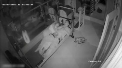 黑客破解摄像头监控偷拍 健身馆瑜伽健身教练和眼镜男幽会在练功床上做爱 截图5