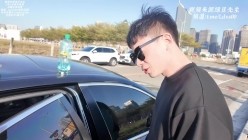 超绝顶美身材F奶网黄「aka布丁」另外女粉丝一起线下帮我们拍摄车震。布丁兴奋到高潮，车来车往的真刺激 截图4