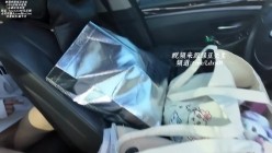 超绝顶美身材F奶网黄「aka布丁」另外女粉丝一起线下帮我们拍摄车震。布丁兴奋到高潮，车来车往的真刺激 截图7
