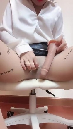 快手丝足熟女【辣菇凉三姐】双女诱惑露脸发骚勾引粉丝，各种服装尽饱眼福 截图4